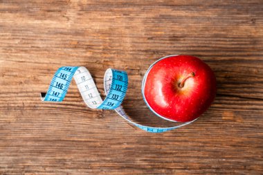 Beyaz arka planda şeritli izole edilmiş kırmızı elma. Diyet ve sağlıklı yaşam konsepti