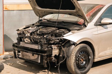 Ön kaputu açık araba tamir için bekliyor. Yüksek kalite fotoğraf