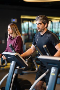 Spor salonunda koşu bandında koşan bir adam. Yüksek kalite fotoğraf