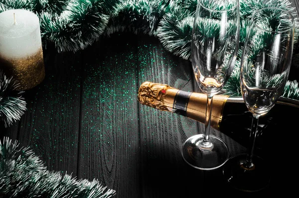 Contenu Noël Une Bouteille Champagne Des Verres Tiennent Sur Une — Photo