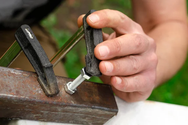 Ręka Mężczyzny Wkręca Śrubę Metalową Nakrętkę Praca Metalem — Zdjęcie stockowe