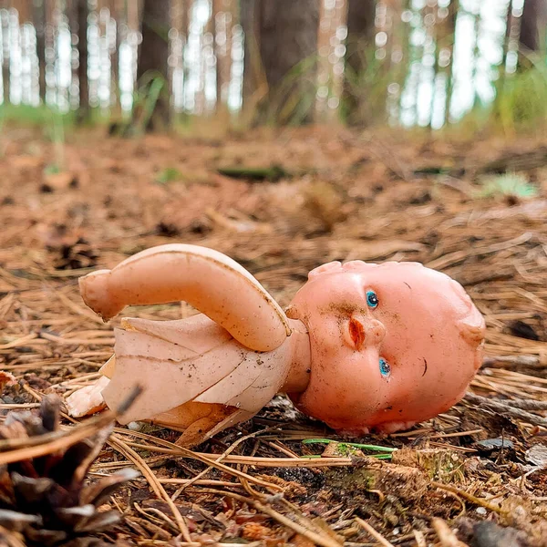 Лесу Лежит Старая Сломанная Пластиковая Кукла Заброшенные Игрушки — стоковое фото