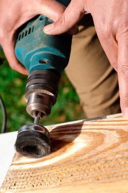 Tahta işleme aracı. Tel fırçayla matkap