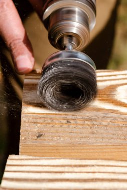 Tahta işleme aracı. Tel fırçayla matkap