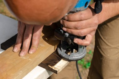 Keskin çelik marangoz kesicisi. Doğramacılık. Ahşap işleme modem biti.