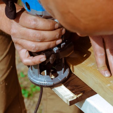 Keskin çelik marangoz kesicisi. Doğramacılık. Ahşap işleme modem biti.