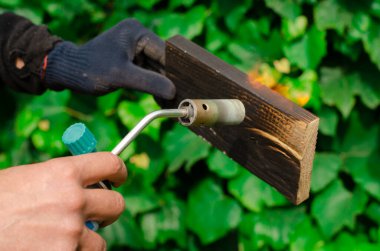 Arama işlemi. Gaz ocağıyla odun yakma