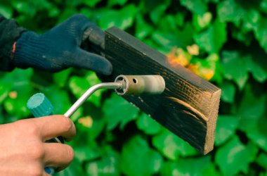 Arama işlemi. Gaz ocağıyla odun yakma