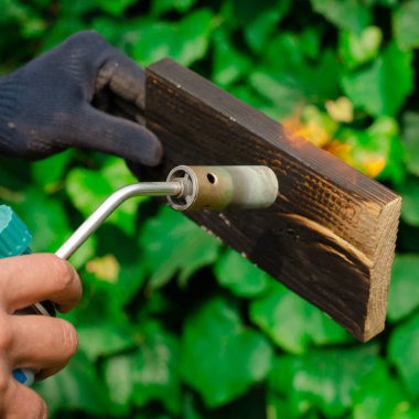 Arama işlemi. Gaz ocağıyla odun yakma