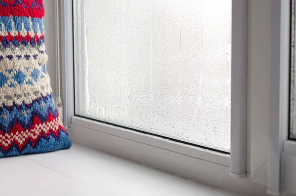 Standart olmayan metal-plastik bir pencereye yoğunlaştırılmış ve siyah küf damlaları. Plastik. Ekoloji