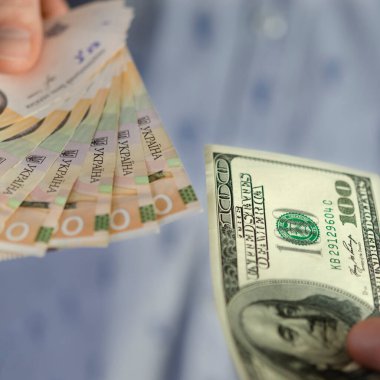 Ukrayna Hryvnia 'sı Amerikan doları karşılığında takas edildi. Para birimi değişimi