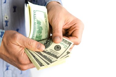 Döviz bürosu. Bir adamın elleriyle dolar saymak..