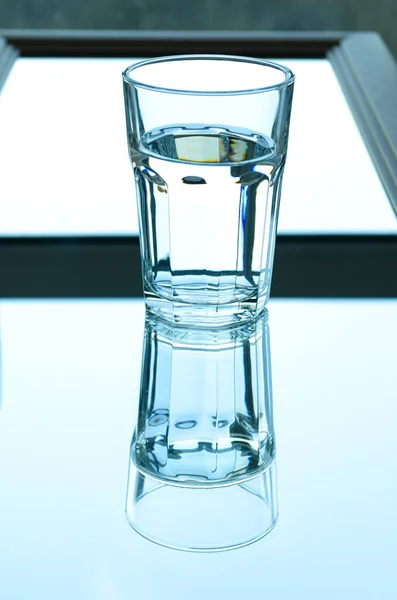 Riflessione Bicchiere Acqua Sorgente Nello Specchio Riflessione — Foto Stock
