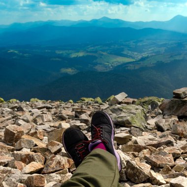 Turist memnuniyeti. Dağlarda yürüyüş. Dağın tepesinde bir turist ayağı