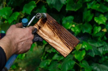 Ateşle odun işliyorum. Tahtayla çalışmak. Gaz Yakıcı