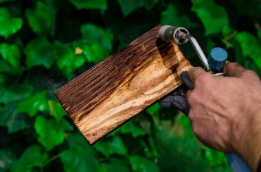 Ateşle odun işliyorum. Tahtayla çalışmak. Gaz Yakıcı