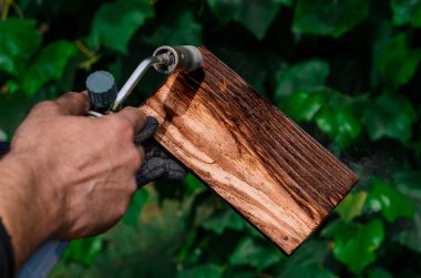 Ateşle odun işliyorum. Tahtayla çalışmak. Gaz Yakıcı