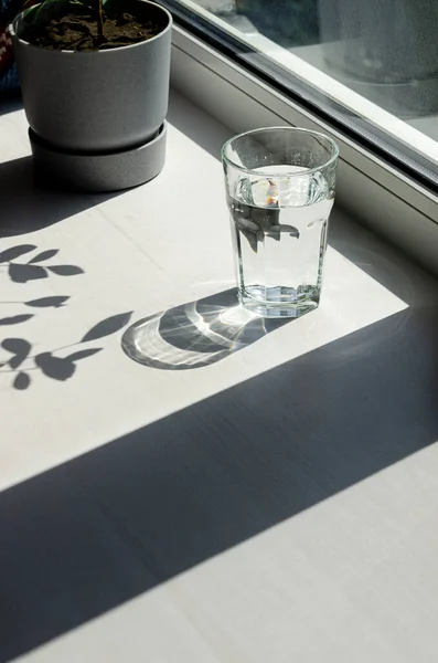 鋭い影だ 清らかな湧き水と鋭い影のガラス — ストック写真
