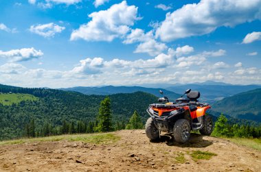 Alp manzarası. Karpatlar 'ın off-road' unda dörtlü motorla seyahat