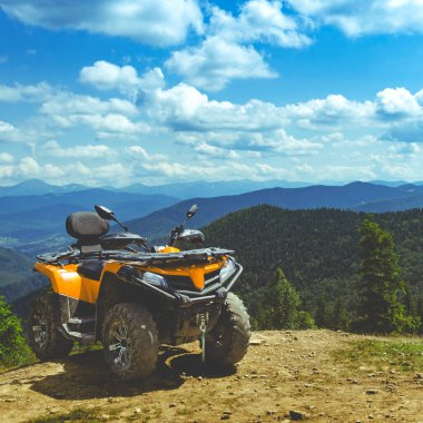 Alp manzarası. Karpatlar 'ın off-road' unda dörtlü motorla seyahat