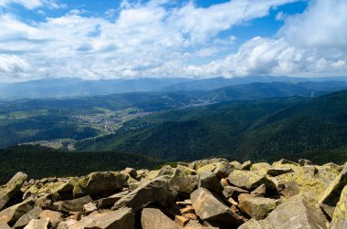 Yüksek dağ manzaraları. Seyahatler. Yüksek dağ turizmi. Dağlarda yürüyüş..