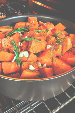 Biberiye ve sarımsaklı organik balkabağı. Sağlıklı beslenme