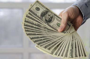 Bir adamın elinde Amerikan doları. Dolar Hayranı