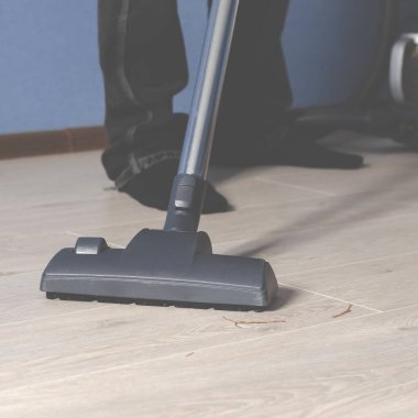 Elektrikli süpürgeyle çalışıyorum. Apartman temizliği. İş Konsepti.