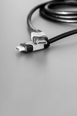 HDMI kablosunun beyaz bir arka plan üzerinde izole bir yakın çekim