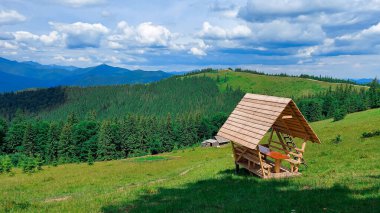 Dağlarda dinlenmek ve dinlenmek için bir yer. Karpatlar