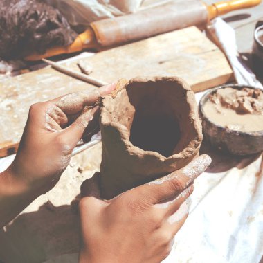 Çömlekçilik yüksek lisansı. Güzel el hareketleri. Kil ürünleri.