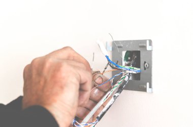 Soketi kurarken ve interneti bağlarken elektrikçinin elleri