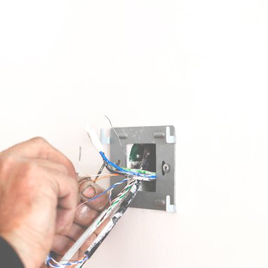 Soketi kurarken ve interneti bağlarken elektrikçinin elleri