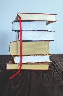 Ahşap bir raftaki eski kitaplar. Bilgi, tarih, hafıza ve bilginin sembolü olarak antik kitaplar