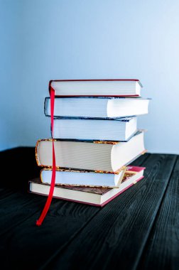 Ahşap bir raftaki eski kitaplar. Bilgi, tarih, hafıza ve bilginin sembolü olarak antik kitaplar