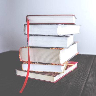 Ahşap bir raftaki eski kitaplar. Bilgi, tarih, hafıza ve bilginin sembolü olarak antik kitaplar