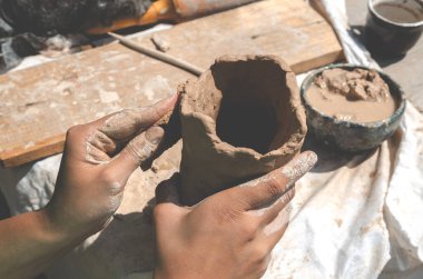Çömlekçiler çalışıyor. Malı yakın planda tutanlar ellerini kaldırsın.