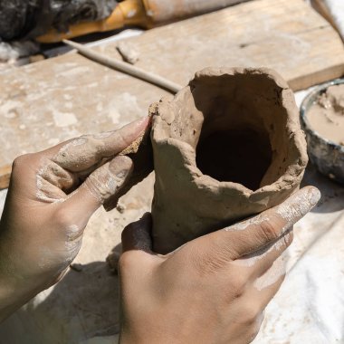 Çömlekçiler çalışıyor. Malı yakın planda tutanlar ellerini kaldırsın.