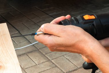 Tornavida bir adamın elinde. Elektrikli aletlerle çalış.