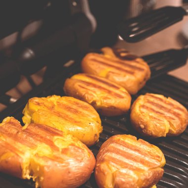 Fırında patates. Kızarmış patates pikniği.