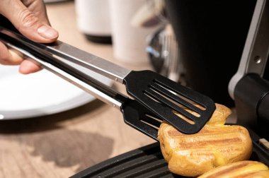 Izgara sebze. Elektrikli ızgarada patates pişirme işlemi.