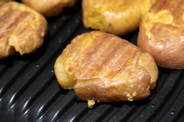 Izgara sebze. Elektrikli ızgarada patates pişirme işlemi.