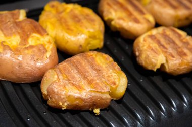 Fırında patates. Kızarmış patates pikniği.