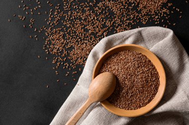 Tahta bir kaşıkla tahta bir tabakta keten tohumu. Üst Manzara. Gevrekler.