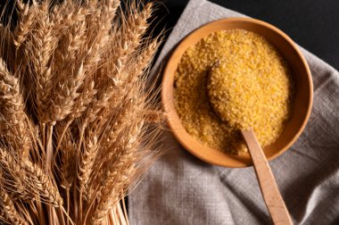 Bulgur 'un arka planına yakın çekim buğday kulakları. Üst görünüm.