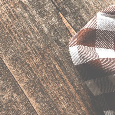 Eski ahşap bir masanın üzerinde bir mutfak peçetesi. Üst görünüm