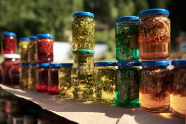 Ukrayna 'da turistik bir yerde renkli ballı küçük kavanozlar duruyor. Geleneksel Ukrayna mutfağından tatlı ikram edilen hediyelik eşya standı. Markette ev yapımı organik jöle bal reçeli.