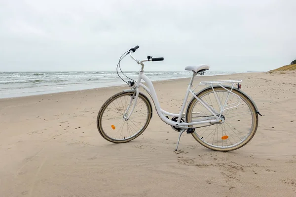 Bicicleta Branca Areia Junto Mar Báltico Bicicleta Costa Arenosa Ninguém — Fotografia de Stock