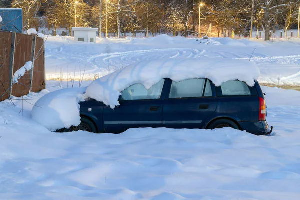 Ночью Автомобиль Покрыт Толстым Слоем Снега Автомобиль После Снежной Бури — стоковое фото
