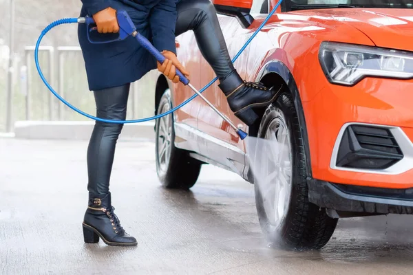 Κοντινό Πλάνο Της Γυναίκας Πλύσιμο Του Αυτοκινήτου Νερό Υψηλής Πίεσης — Φωτογραφία Αρχείου